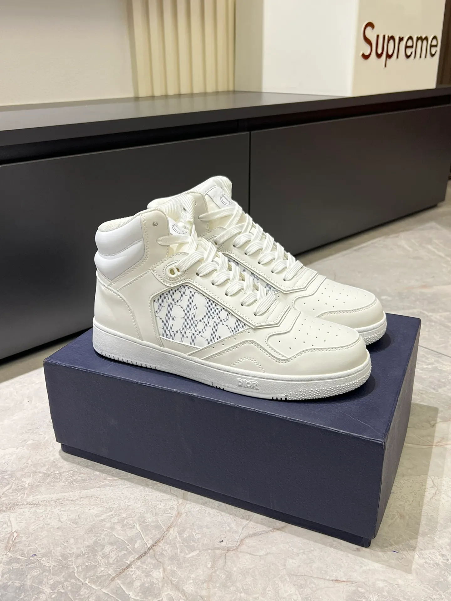 Men's shoes 💰p460 "Dio*" mid-top B27 casual sneakers. This B27 high-top sneaker is a new product in the series and continues Di*r's classic style. Crafted from gray and white smooth calf leather with beige and black Oblique print panels on the sides. The "CD Icon" shaped shoelace eyelets are clever and delicate, and the two-color rubber sole, rear collar and heel are all equipped with the brand's iconic details to enhance the style. Oblique printed straps at the ankle allow for an adjustable fit to complement the overall design. Fashionable and versatile, it can complement any look. Create an exquisite design with unique dynamic vitality and modern atmosphere, presented in low-top and high-top styles. This new must-have shoe adds a new dimension to Dior's archive heritage, embodying modern elegance. Purchase the original version and make it 1:1. If you need top quality, please come to me! Male 38-44!